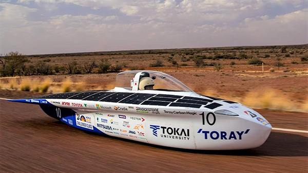 “Tokai Challenger” racing at the World Solar Challenge (Australia)