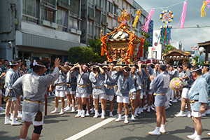 みこし渡御（とぎょ）に参加した職業訓練校