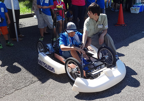 組み立て式電動車の試乗