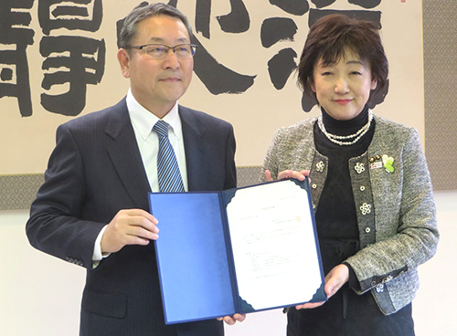 長瀬裕一社長(左)と郡和子市長