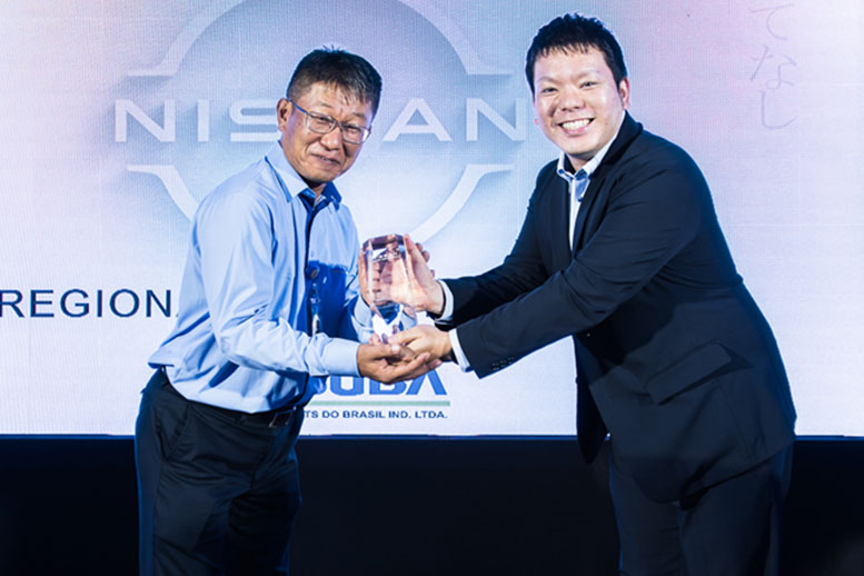 受賞の様子（左が当社代表）